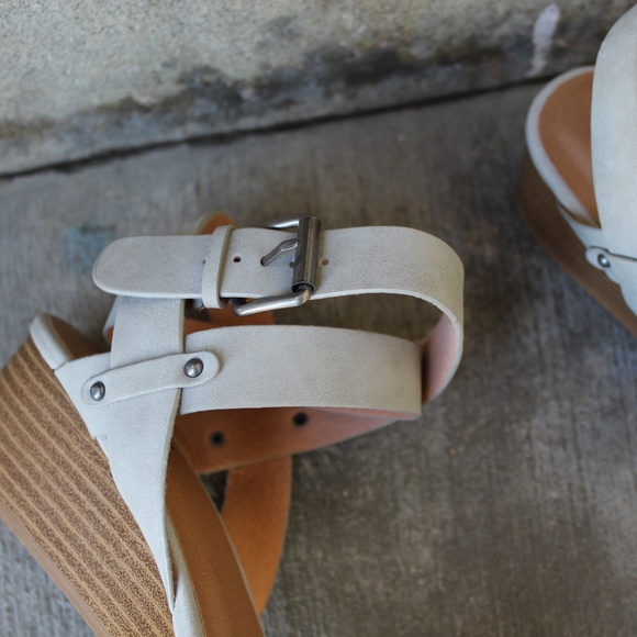 🚨LAST PAIR!!//The Jene// Light grey Stappy Sandal - Picture 3 of 4